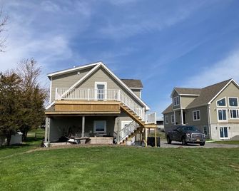 Idyllic 2 bedroom Apartment/Flat on Lake Ontario - Cape Vincent - Building