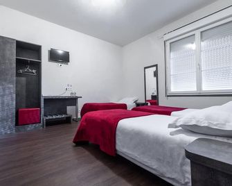 Hotel De La Gare - Surgères - Chambre
