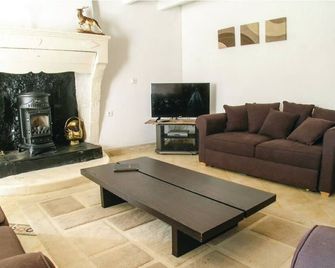 Spacious holiday home with heated swimming pool and outside space. - Longèves - Sala de estar