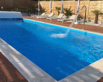 Brit Hotel Brive - בריב לה גייארד - בריכה