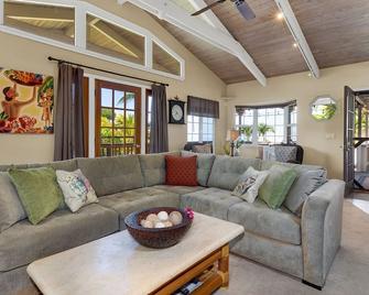 Catch the Sunset! Island Hale with AC and Hot Tub - Waikoloa Village - Sala de estar