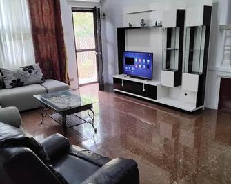 Ocean Front 3-Bedroom House with Kitchen and Living Room, Jagna, Bohol - Jagna - Living room