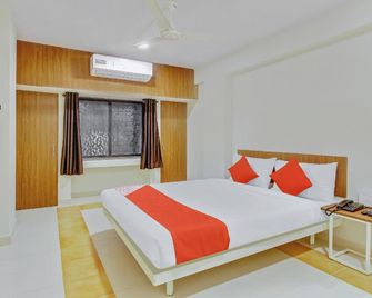 Fabhotel Saraswati Niwas - Пуна - Спальня