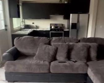 Cozy 2-bedroom apartment in welcoming Tijuana with WiFi, AC - Tijuana - Sala de estar