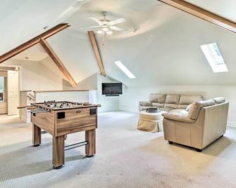 Elegant Middlefield Getaway w/ Game Room! - Middlefield - Sala de estar