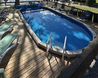 Lake Wawasee Escape: private pool, hot tub, pier, kayaks & paddleboat!!! - Syracuse - Piscina