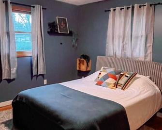 Mid-Century Home by Paw Paw Lake - Watervliet - Habitación