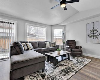 2 Bed 2 Bath House - walkable to Downtown Mountain Home - Mountain Home - Living room