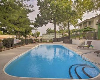 Steps to Branson Landing Cozy Downtown Cottage! - Branson - Pool