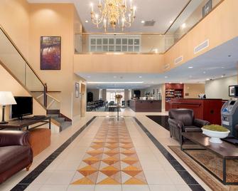Hawthorn Suites by Wyndham College Station - College Station - Hall