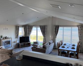 Beautiful 2-Bedroom Lodge with Spectacular Views - Hartlepool - Living room