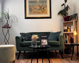 Contact Hôtel Marseille Aubagne - La Penne-sur-Huveaune - Huiskamer