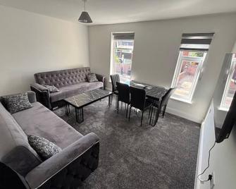 1 Bedroom Flat - Manchester Airport Apartment - 7 mins to MAN - Staycations & Business stays! - Manchester - Sala de estar