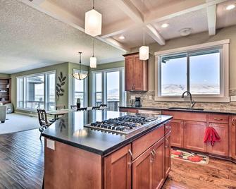 Incredible Oregon Retreat with Private Hot Tub! - The Dalles - Kitchen