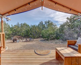 Glamping Escape with Fire Pit on Winery - Johnson City - Patio