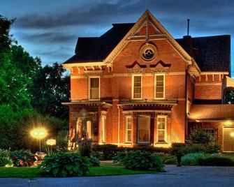 The Woodview Inn - Gananoque - Building