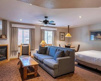 Olympic Valley Mountain Retreat! Outdoor Spa Tub, Full Kitchen, Free Parking! - Olympic Valley - Living room