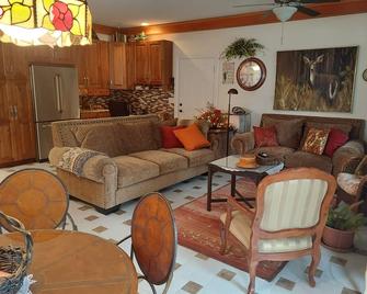 Elegant Montana Suite W/ Putting Green Great Wifi - Stevensville - Sala de estar