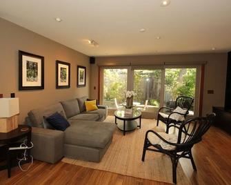 Luxury Moss Beach Retreat w/Hot Tub and stones throw to the Beach and Reserve - Moss Beach - Living room