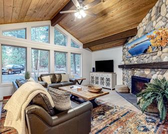 Retreat in the Pines - Sisters - Living room