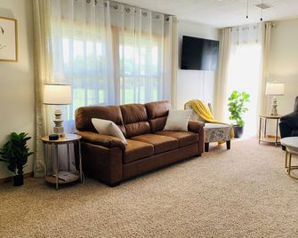 Charming Family Retreat near Buffalo River Resort - Linden - Living room