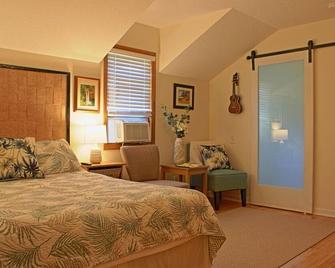Sunflower Inn Bed & Breakfast - Plumeria Room - Charlevoix - Habitación