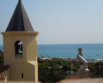 Sea views, stroll to beach, bars, cafes & restaurants - Scalea