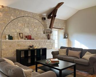 Le Gîte de la Grande Chouette - un Séjour Dans un Château Médiéval ! - La Celle-Guenand - Living room