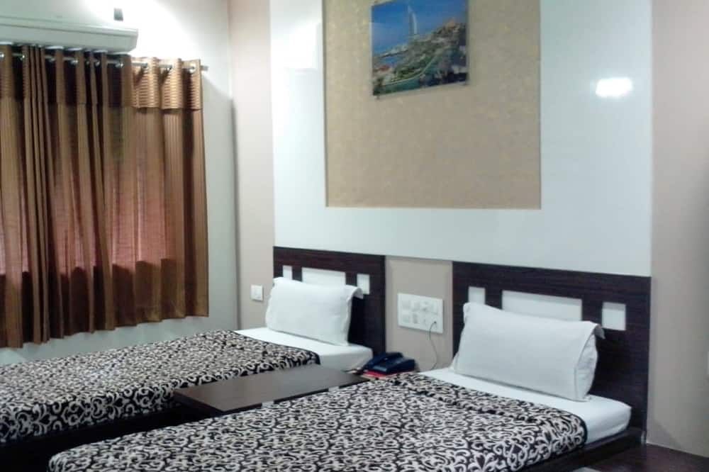 Hotel Decent - Surat - Bedroom