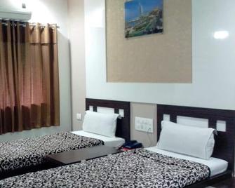 Hotel Decent - Surat - Bedroom