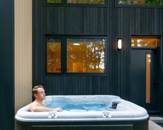 Calmwater Retreat New 2 br Hot Tub - Ucluelet