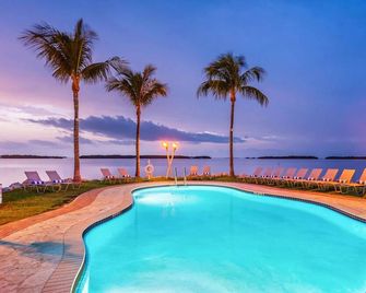 Waterfront Escape: Bayfront Accommodation w/ Kitchen, Onsite Pool, Free Parking - 伊斯拉莫拉達 - 游泳池