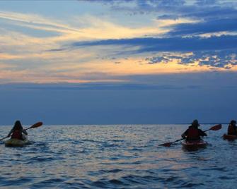 4 Bedroom Cottage on Manitoulin Island Next to Sand Beaches! - Providence Bay - Jadalnia