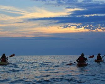 กระท่อม 4 ห้องนอนบนเกาะมานิทูลิน - ถัดจากชายหาดทราย! - Providence Bay