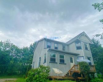 Complete privacy, large house - hot tub, sauna, 14 acres property, pet friendly - Madoc - Edificio