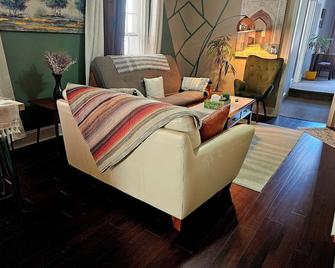 Loft Downtown Pottstown, King Bed W/Free Parking & Central Ac & Wifi - Pottstown - Wohnzimmer