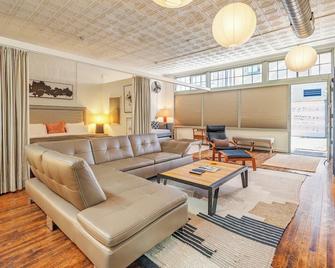 High-design Downtown Loft - Asheville - Wohnzimmer