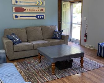 Lakefront 3-bedroom family friendly cottage on Lake Kagawong - Providence Bay - Living room