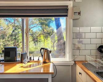 Aurora Cottage - Hepburn Springs - Kitchen
