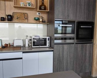 Farmstay in Central Victoria - Ballan - Kitchen