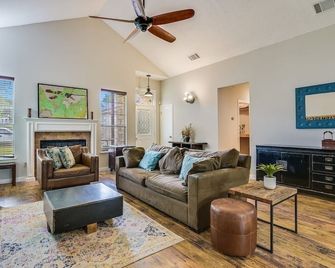 Cosy and Open with Loft on Greenbelt - McNeil - Sala de estar