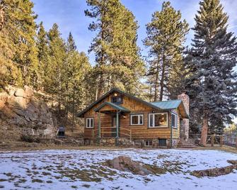 Forest-View Creekside Cabins w/ 4 Acres! - Evergreen - Gebäude