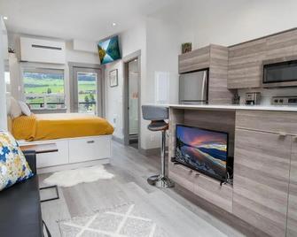 Top Floor on Okanagan Lake with AC & Heated Pool - Vernon - Camera da letto