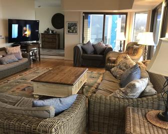 Contemporary beach house on dune directly on Cape Cod Bay - Truro - Living room