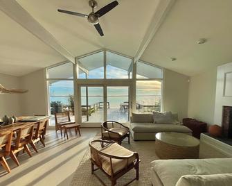 Beachfront Heated Pool Hot Tub Orient Village Modern Dream Home - Orient - Living room