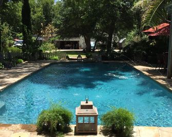 Antler Inn -Long Term Rental Discount Available. - سان انطونيو - حوض السباحة