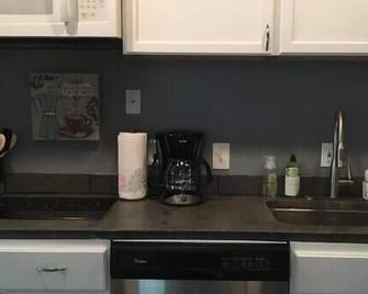 The Barker Cottage - Omaha - Kitchen