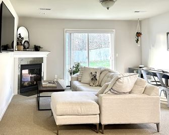 Modern, cozy home in private beach community Admirals Cove - Coupeville - Obývací pokoj