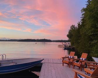 Lakeside chalet brings nature to you. A great getaway for retreats or adventure - Highland Grove