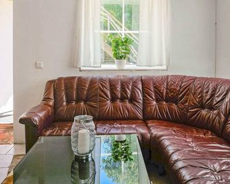 5 Person Holiday Home In Kungshamn - Kungshamn - Vardagsrum